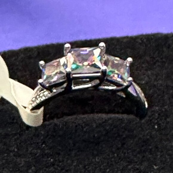 Silver-Tone Ring w/3 Emerald Cut “Mystic” Prong-Set Crystals.  Size 9. - Picture 13 of 15